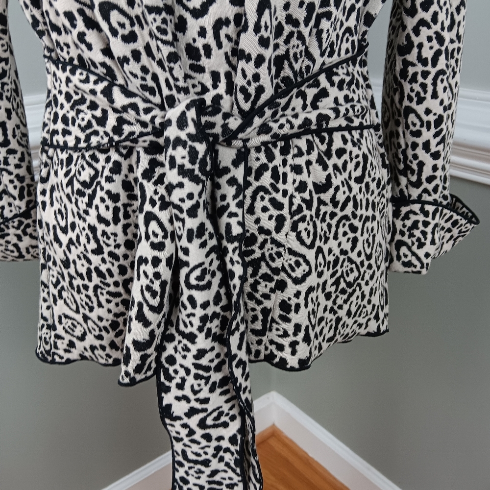 Leopard print, snap and tie closure jacket - Picture 3 of 6